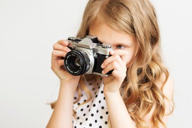 Eski Slr film kamera ile çok hoş bir küçük kız portresi 