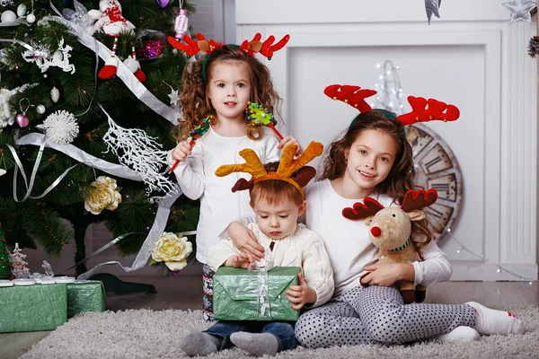 Kleine Kinder im Rentiergeweih — Stockfoto