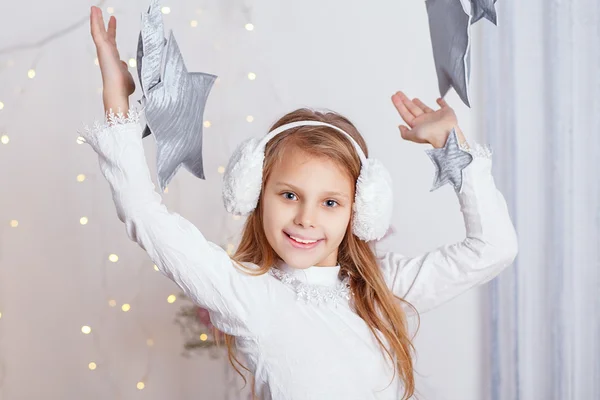 Portrait d'une belle petite fille dans un cache-oreilles — Photo