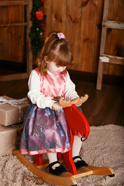 Menina montando um veado balançando . — Fotografia de Stock