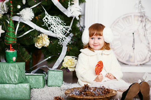 Menina comendo um pirulito — Fotografia de Stock