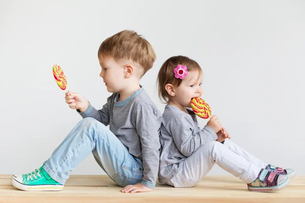 Glückliche Kinder mit einem großen Bonbon. — Stockfoto