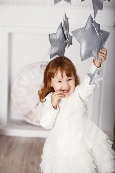 Retrato de una hermosa niña en un vestido blanco en el inte — Foto de Stock