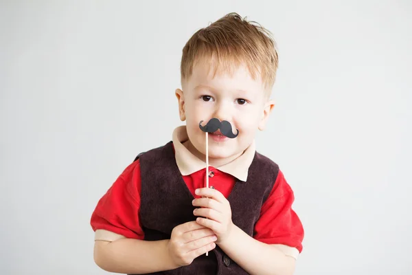 Retrato de un niño lindo con bigote de papel divertido —  Fotos de Stock