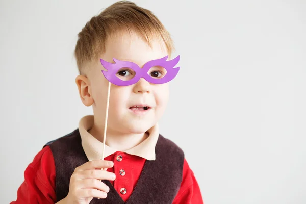 Портрет счастливого маленького ребенка в смешных бумажных очках — стоковое фото