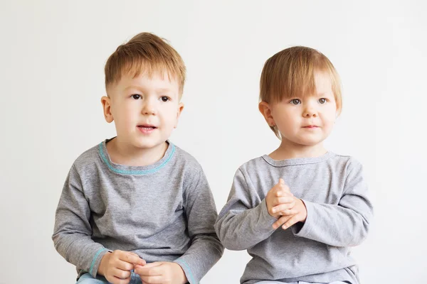 Schöne Kinder vor weißem Hintergrund — Stockfoto