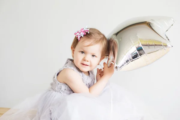 Retrato de uma linda menina vestindo vestido cinza elegante — Fotografia de Stock