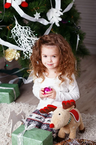 Portrait de mignonne petite fille parmi les décorations de Noël — Photo