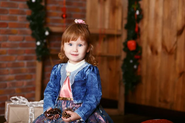 Retrato de niña linda entre las decoraciones de Navidad —  Fotos de Stock