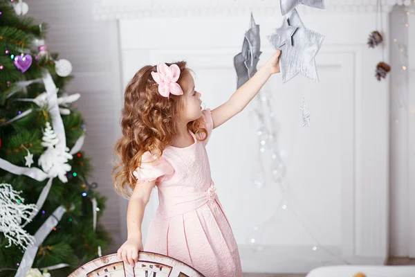 Retrato de una hermosa niña en un vestido rosa en el medio —  Fotos de Stock