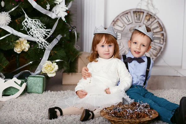 Dos niños pequeños elegantes en corona . —  Fotos de Stock