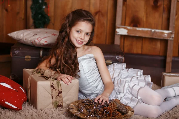 Glückliches kleines Mädchen mit Weihnachtsgeschenken. — Stockfoto