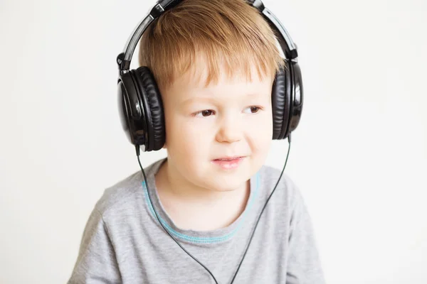 Menino em fones de ouvido desfrutar com uma música — Fotografia de Stock