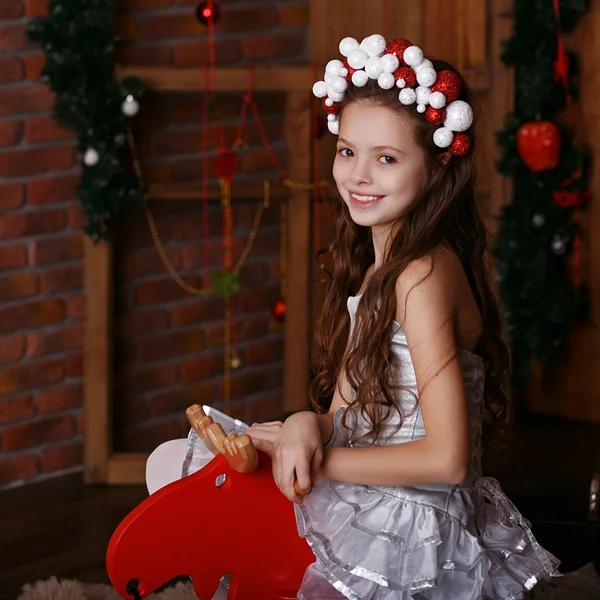 Retrato de uma linda menina na faixa de cabelo . — Fotografia de Stock