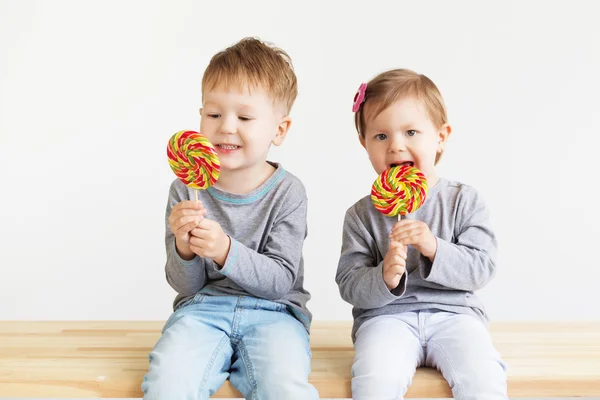 Bambini piccoli che mangiano lecca-lecca — Foto Stock