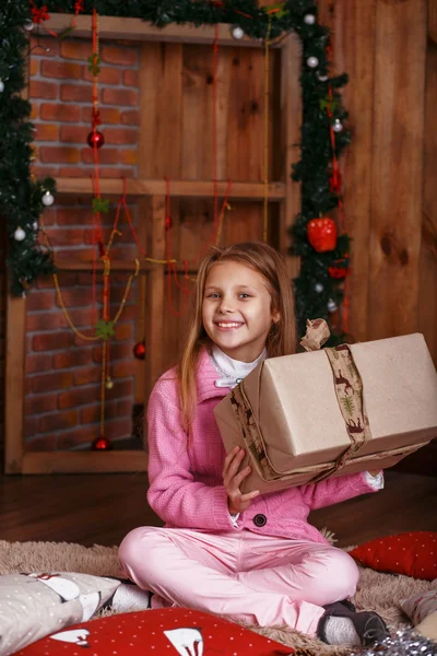 Lycklig liten flicka med julklappar — Stockfoto