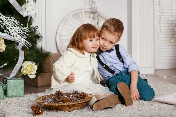 Niños pequeños en decoraciones de Navidad — Foto de Stock
