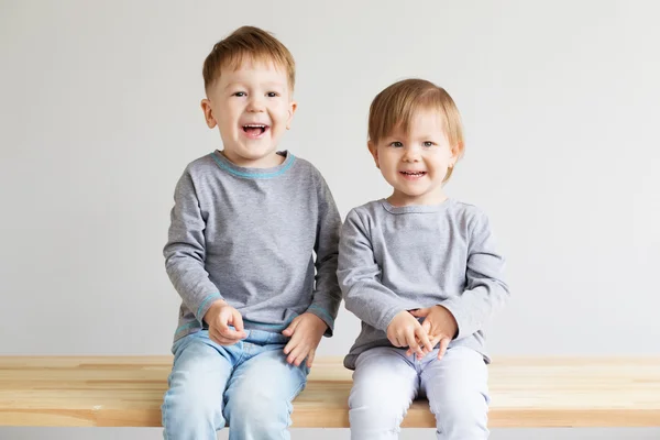 Schöne Kinder vor weißem Hintergrund — Stockfoto