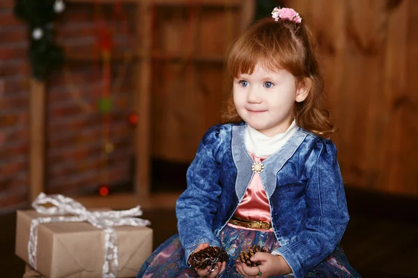 Портрет милой маленькой девочки. — стоковое фото