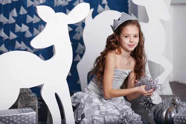 Petite fille dans les décorations de Noël. Portrait de Belle Litt — Photo