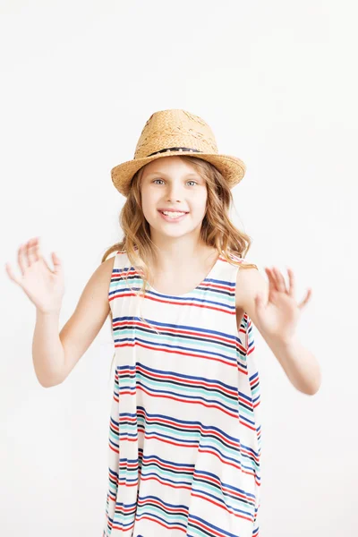 Jolie petite fille avec chapeau de paille sur un fond blanc — Photo