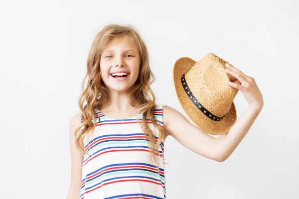 Jolie petite fille avec chapeau de paille — Photo