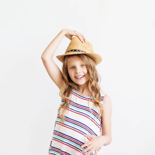 Porträtt av en härlig liten flicka mot vit bakgrund — Stockfoto