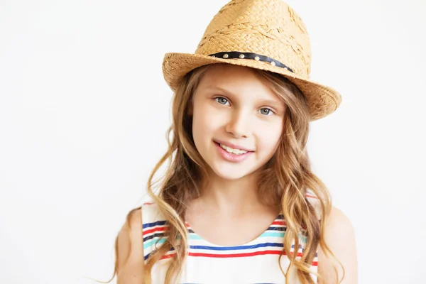 Retrato de una niña encantadora con sombrero de paja contra un blanco — Foto de Stock