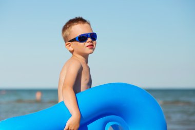 Çocuk Yatak yüzme ile denizde yüzmek olacak. 