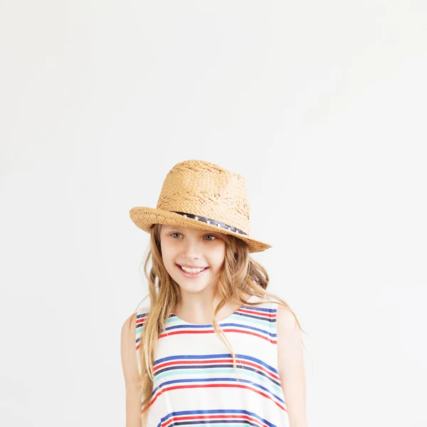 Krásná holčička s slaměný klobouk proti Bílému pozadí — Stock fotografie