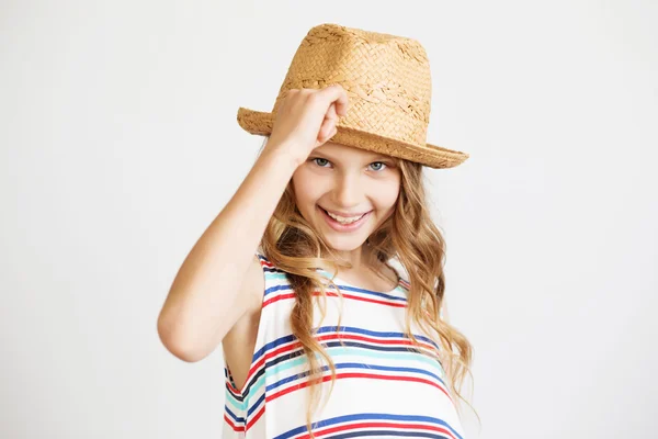 Portrait rapproché d'une jolie petite fille avec chapeau de paille — Photo