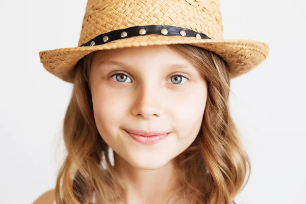 Encantadora niña con sombrero de paja sobre un fondo blanco — Foto de Stock