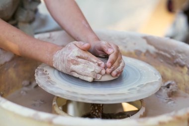 Eller genç Potter, bir toprak kavanozu yuvarlağına oluşturma cl