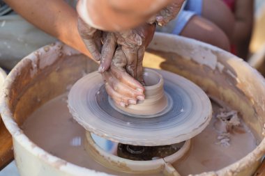 Potter, bir toprak kavanozu yuvarlağına oluşturma elinde yakın çekim