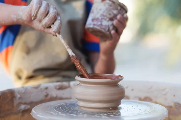 Mani di giovane vasaio, creando un vaso di terra sul cerchio, cl — Foto Stock