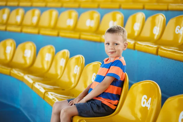 孩子自己坐在体育场或海豚馆 — 图库照片