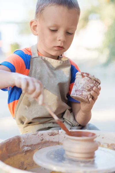 Händerna på unga potter, skapa ett lerkärl burk på cirkeln, cl — Stockfoto