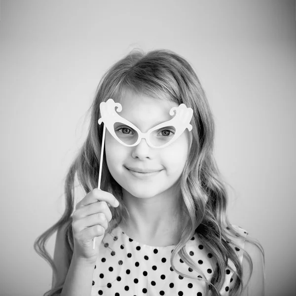 Fotografía en blanco y negro de una niña encantadora — Foto de Stock