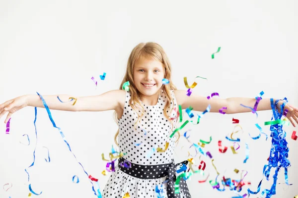 Niña saltando y divirtiéndose celebrando cumpleaños . — Foto de Stock