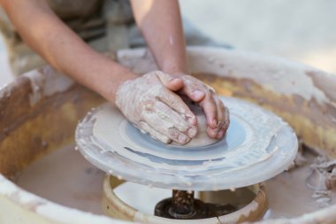 Eller genç Potter, bir toprak kavanozu yuvarlağına oluşturma cl