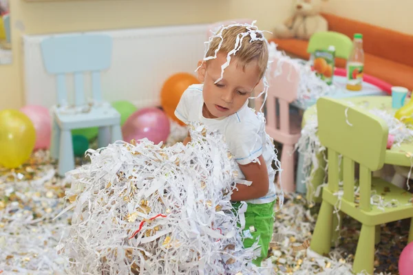 Menino Pulando Divertindo Comemorando Aniversário Retrato Uma Criança Vomita Ouropel — Fotografia de Stock