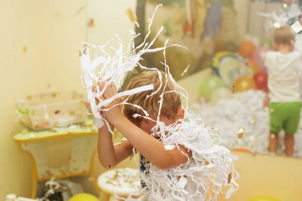 Niño Saltando Divirtiéndose Celebrando Cumpleaños Retrato Niño Vomita Oropel Multicolor — Foto de Stock