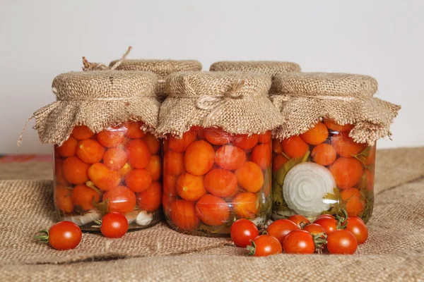 Bancos transparentes con tomates cherry marinados . — Foto de Stock