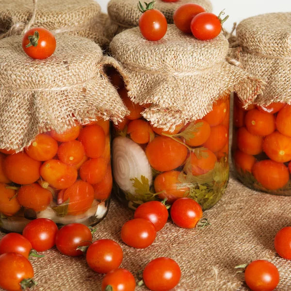 Enlatado en casa. Bancos de tomates en escabeche — Foto de Stock