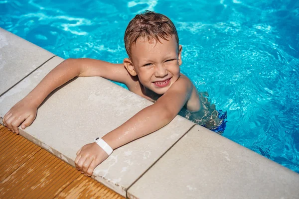 Niño aprendiendo a nadar . — Foto de Stock