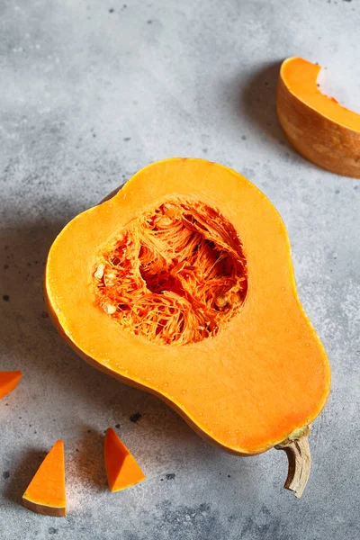 Čerstvé Máslové Tykve Šedém Pozadí Butternut Pumpkin Polovina Syrové Pomerančové — Stock fotografie