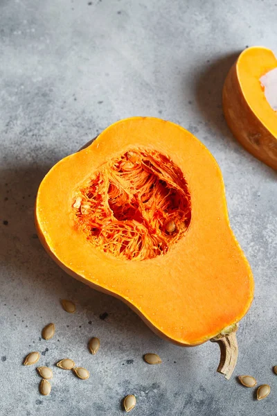 Čerstvé Máslové Tykve Šedém Pozadí Butternut Pumpkin Polovina Syrové Pomerančové — Stock fotografie