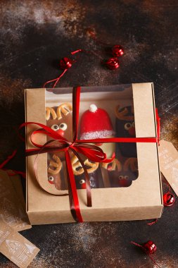 Çikolatalı dondurma ve karton kutusunda ren geyiği kurabiyesi olan hediye seti. Noel konsepti. Noel pastası. Tatil hazırlıkları.. 