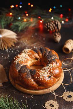 Tatlı Ekmek Çelengi. Kurutulmuş böğürtlen ve fındıklı tatlı çörek çelengi. Tatil tarifleri. Örülmüş Ekmek. Haşhaş tohumu ve susam tohumlu Twist Ekmek Çelengi. Noel Çelengi Ekmeği