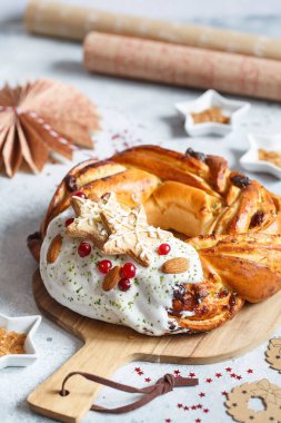Yıldızlı kurabiyelerle süslenmiş tatlı ekmek çelengi. Kurutulmuş böğürtlen ve fındıklı tatlı çörek çelengi. Tatil tarifleri. Örgülü ekmek. Tarçınlı ekmek çelengi. Noel Çelengi Ekmeği
